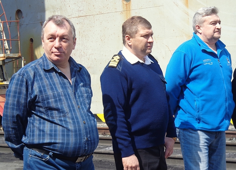 По прибытии наиболее отличившимся в ходе рейса членам экипажа вручили памятные подарки