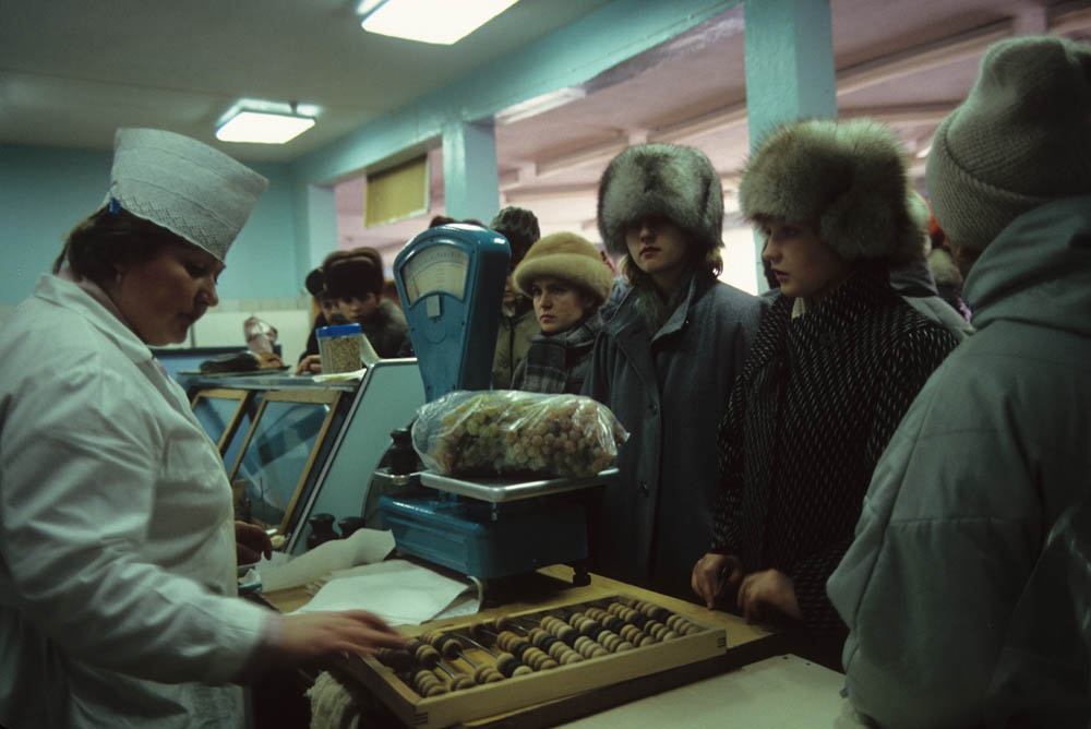 Порт Провидения, Берингов пролив. В продуктовом магазине. 1991 год