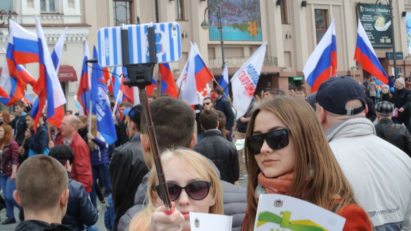 Участники первомайской демонстрации во Владивостоке