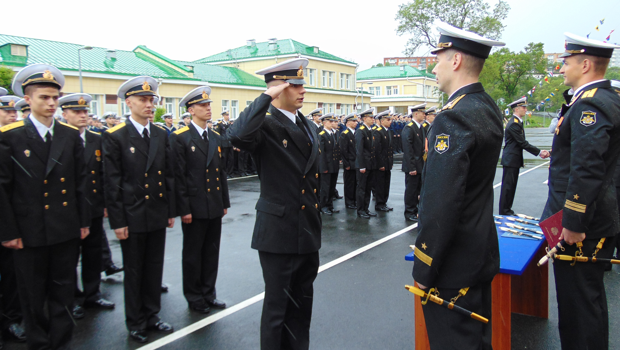 Прапорщик Г.Кудрявцев окончил учёбу с отличием. Фото Лобкова К.А. by Copyright 2009. 