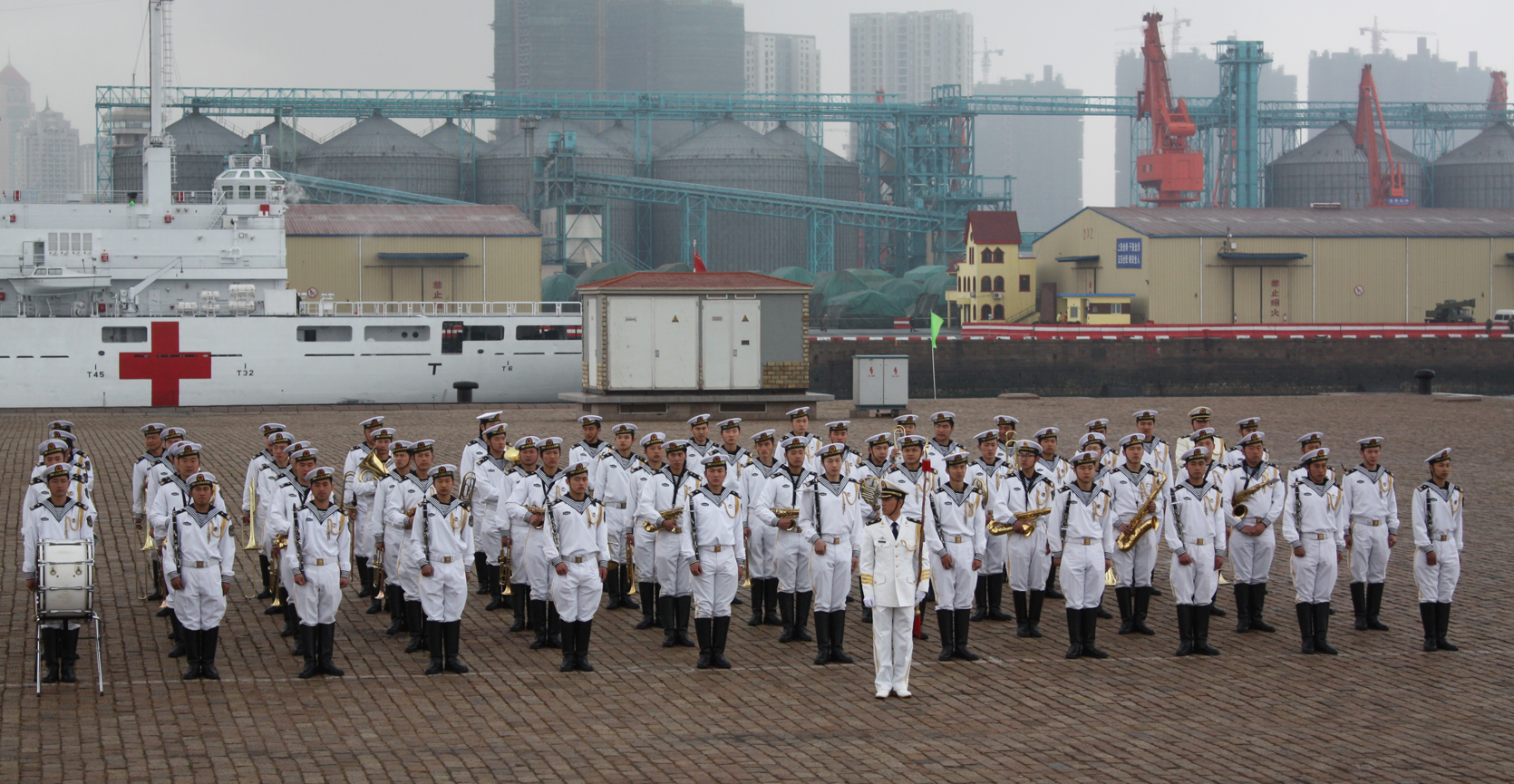Заход в китайский порт - под музыку оркестра. Фото Лобкова К.А. by . 