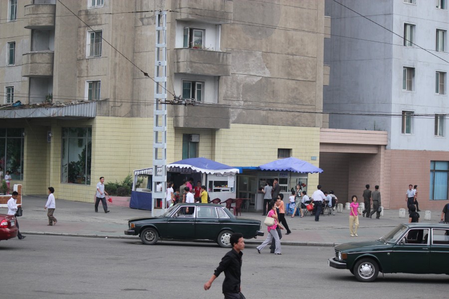 Шведские авто на улицах столицы КНДР. Фотография туриста с сайта volvo-cars.livejournal.com