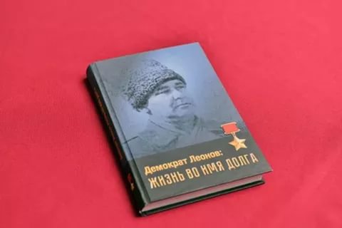 книга by . 