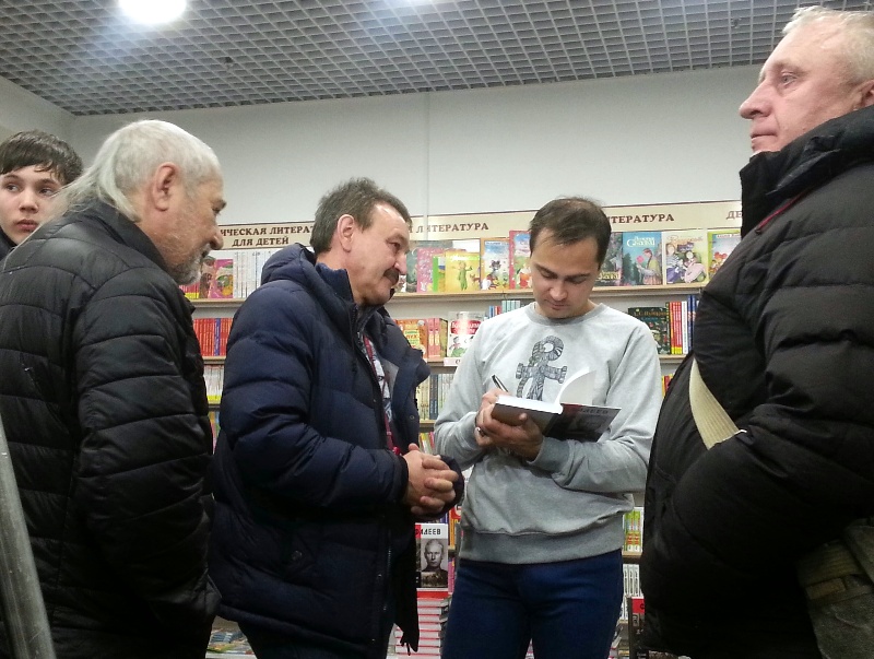 Василий Авченко (в центре) на презентации своей книги "Фадеев" во Владивостоке