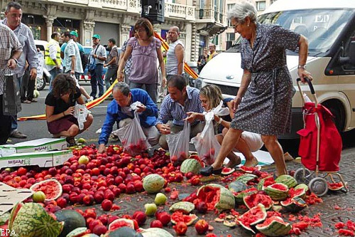 Protest about the latest attacks from French farmers against Spanish trucks carrying fruit and vegetables by . 
