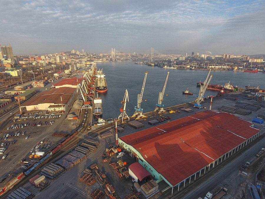 Владивостокский торговый порт в 2020 году получит пять новых грузовых кранов
