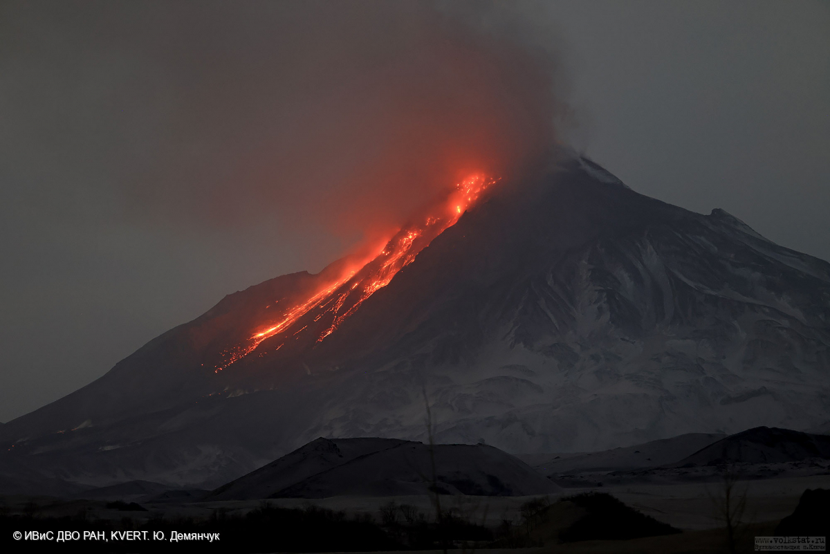 Выжимание лавового потока на юго-восточный склон купола вулкана Безымянный 8 апреля 2023 года