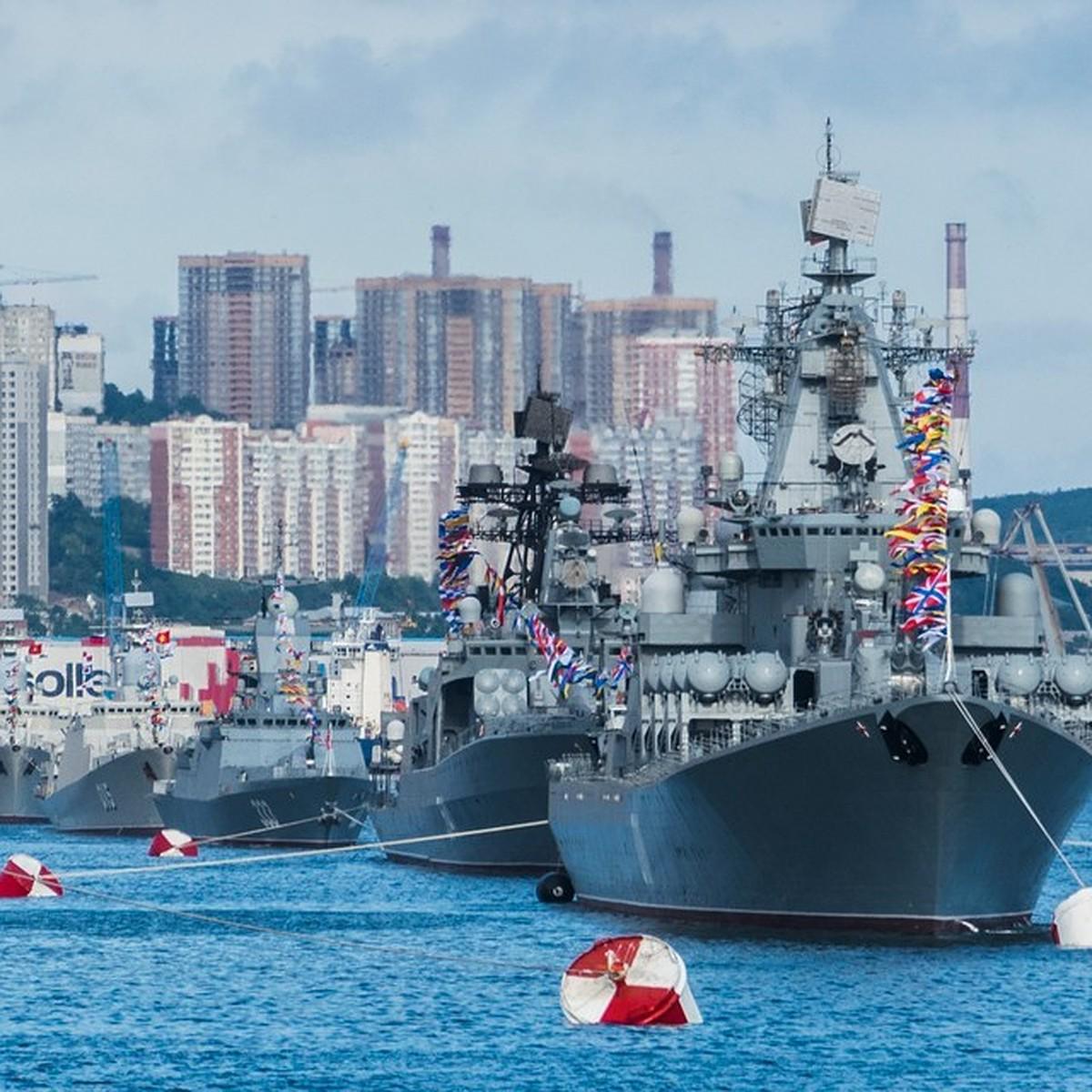Праздник военных моряков отмечают во Владивостоке