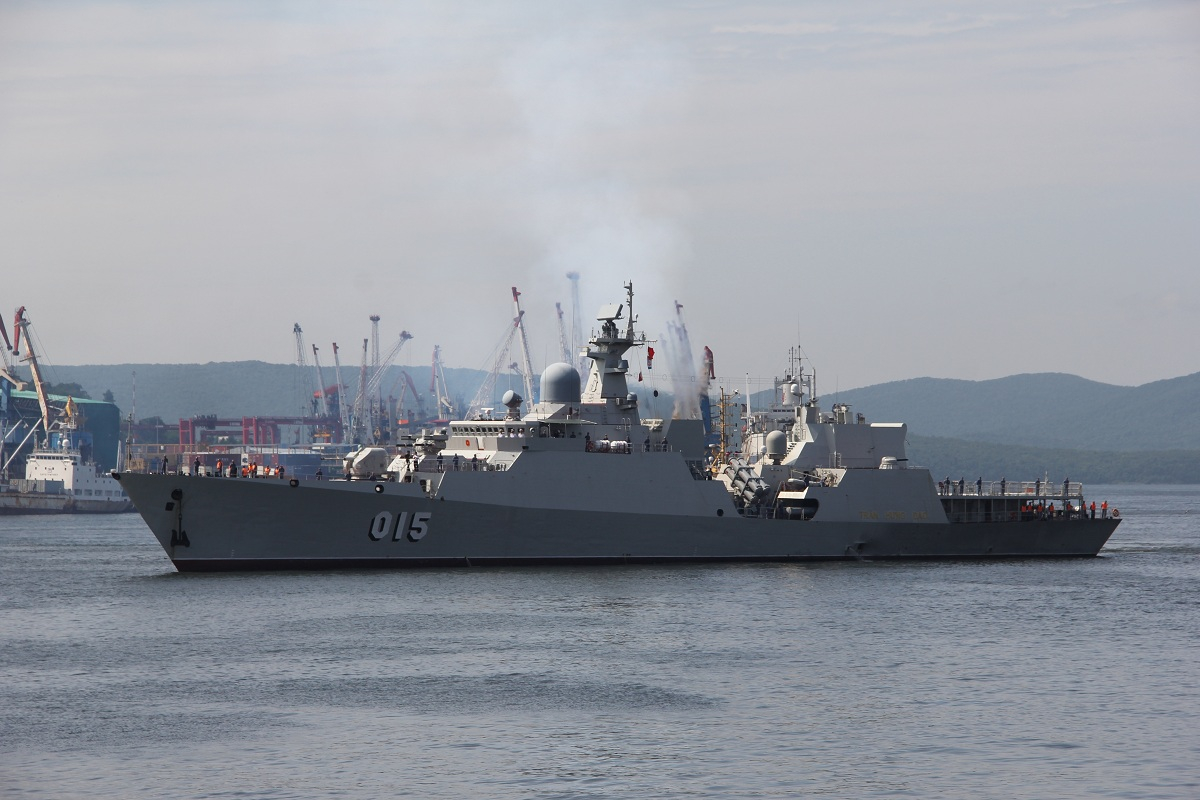 Построенный в России фрегат ВМС Вьетнама «Хунг Дао» зашёл во Владивосток